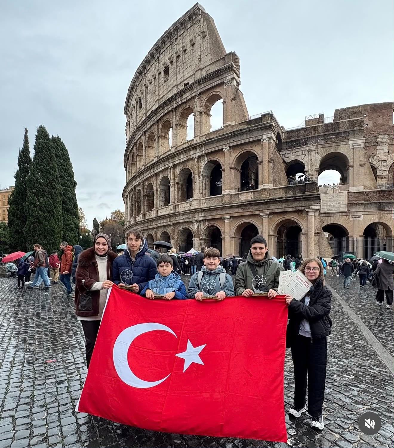 TeknoAkademi öğrencileri 2025 Fibonacci Dünya Robot Olimpiyatları'nda Roma'da Türk bayrağı ile Dünya Şampiyonluğu kutlaması yaparken